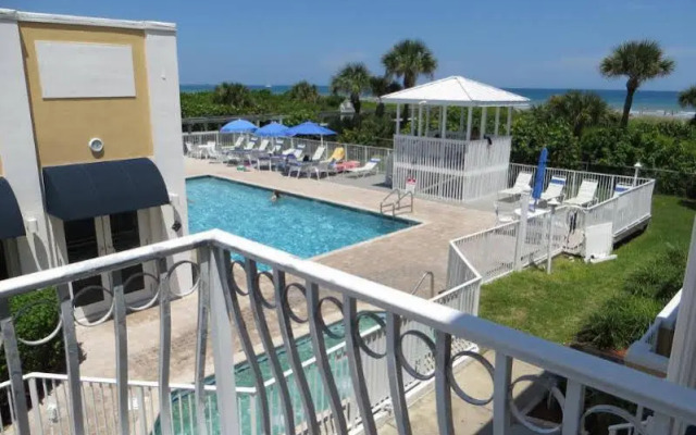 Royal Mansions Resort