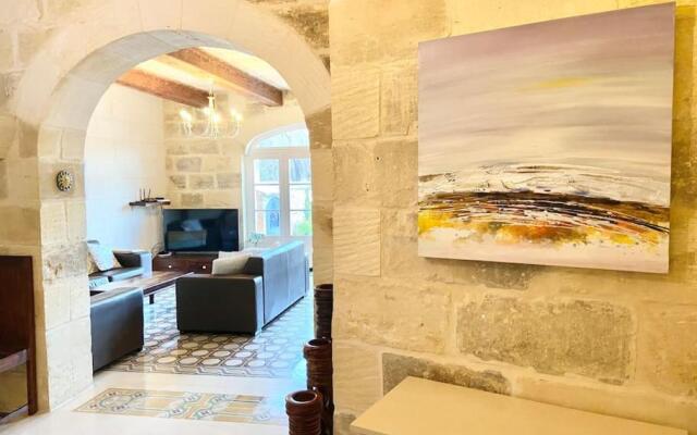 Villa Rossa Gozo - 5 bedroom ensuite with pool & jacuzzi