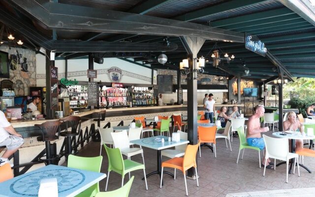Club Turquoise Apart