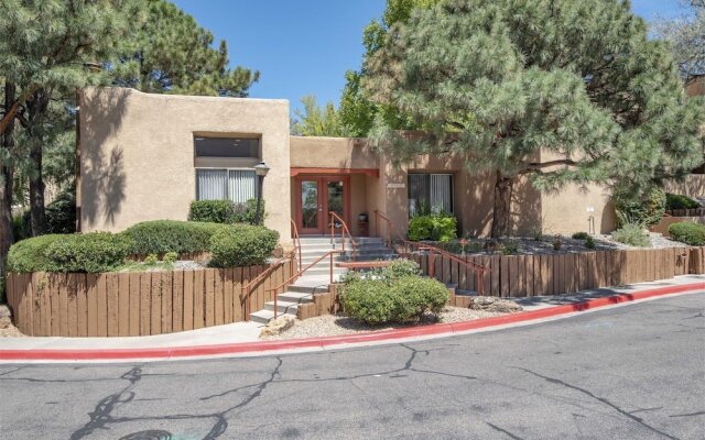 2 BR Apt w/ Pool, Laundry & Wifi by Frontdesk