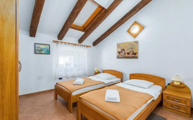 Apartment in Cres Near Old Town & Beach