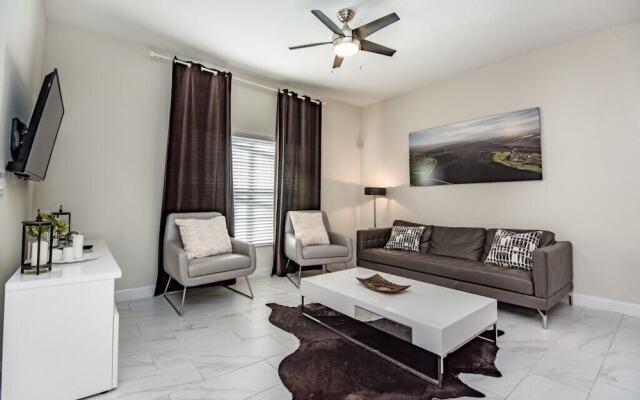 4 Bedroom 3 Bathroom Townhome w Pool