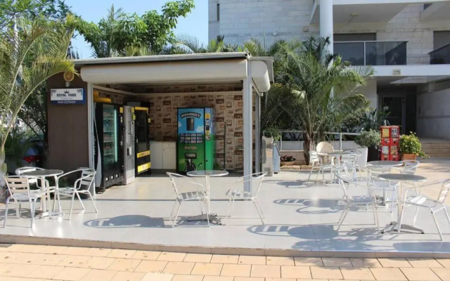 Pool side luxury suite at Royal Park-New Listing