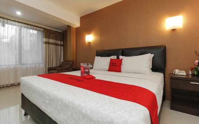 RedDoorz Plus near Karebosi Area