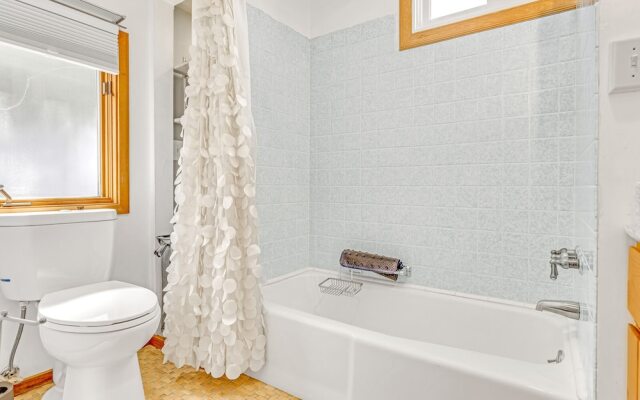 Quaint Carmel - Bungalow Close to Beach