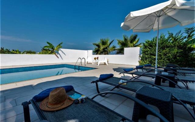 "xenos Villa 7 With a Private Pool Near the Sea."