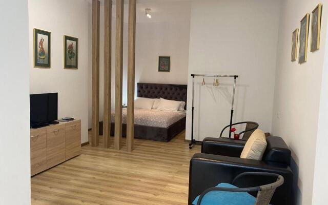 City Center Apart with Garden AC Near Metro