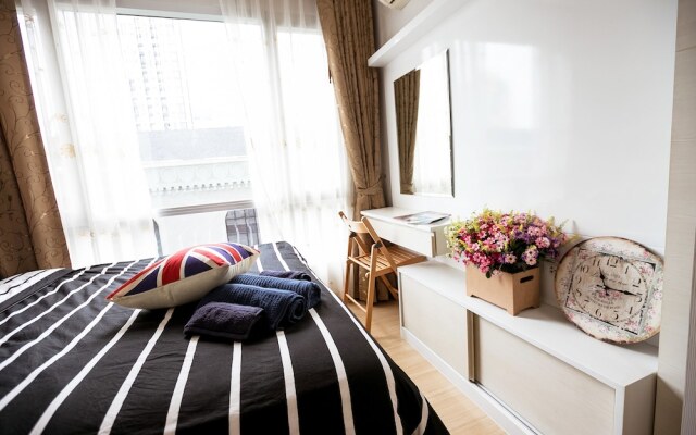 Cozy Thonglor by Pat