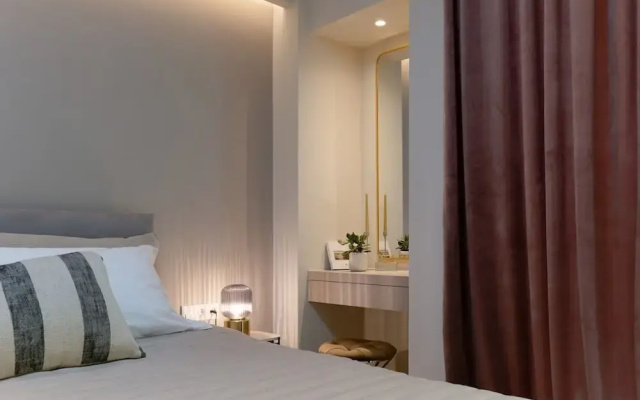 Acropolis Deluxe 1BR Apartment