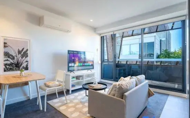 Modern 1BR Apartment with Smart TV and Views