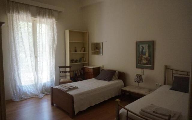 Independent entrance Apt - 130M2 - Garden - Private Parking