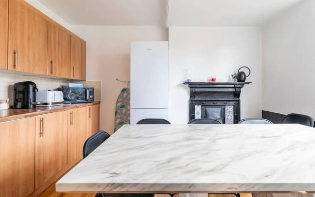 Stunning 5 Bedroom Large Apartment With Parking