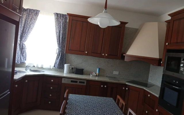 3 Bedroom Air-conditioned Apartment with Roof Terrace