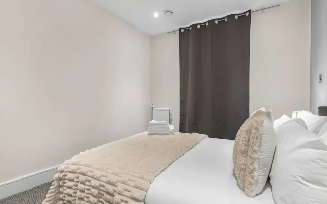 Two Bedroom Apartment in Limehouse