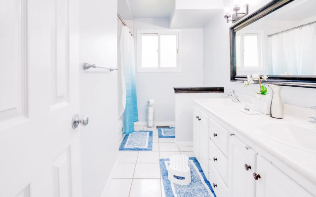 Tranquil & Cozy 30 min to Toronto ~ Backyard ~ Pkg