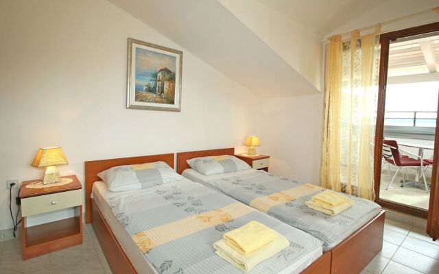 Apartments and rooms Eugenia