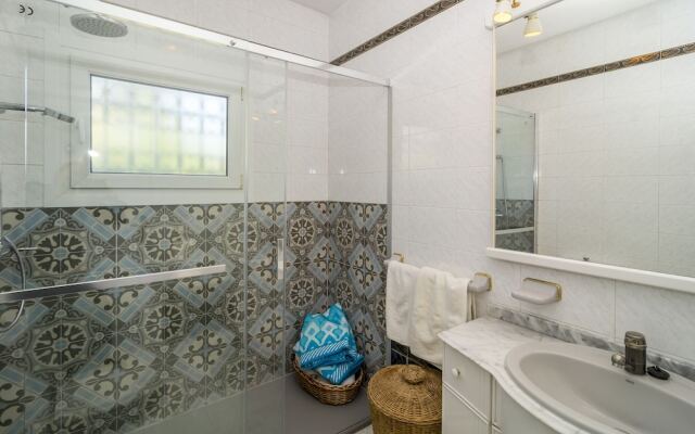 LG-Private villa and pool 100m to beach