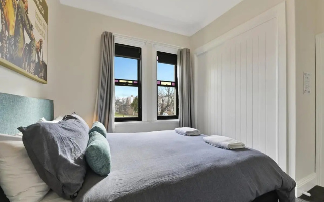 Best Nest on March Cosy Home in CBD Firepit – Guest Rooms – Orange