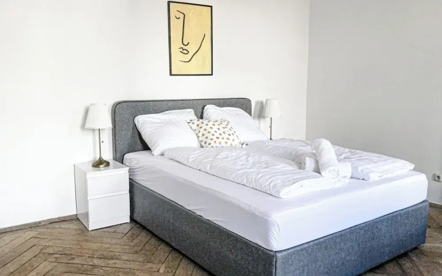 Fabulous 3BR Apt Near AKH For Groups