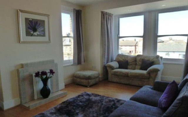 Light, Spacious 2 bed 2 Bath Flat. Sleeps 2-8