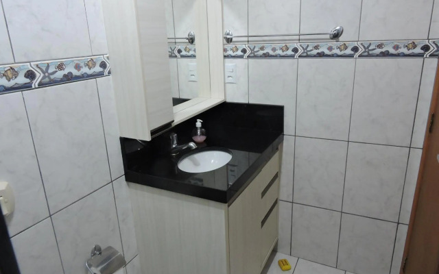 Apto 2 quartos no centro de Bombinhas, 130 metros praia