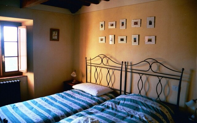 4-bed, Sleeps 8, Pets, Free Parking