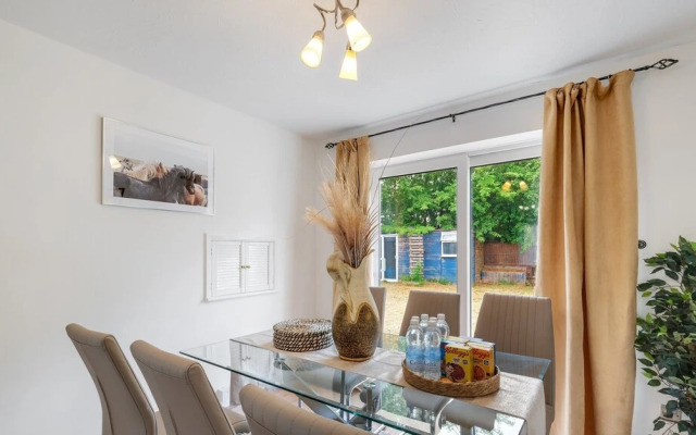 Sharp Close 4 Bedroom 2 Bath - Aylesbury