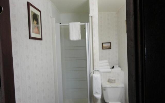 Colonial Charm Inn
