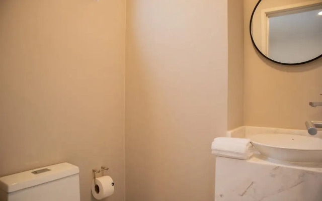 w Elegant 2BR Apartment in Miraflores Steps From Larcomar