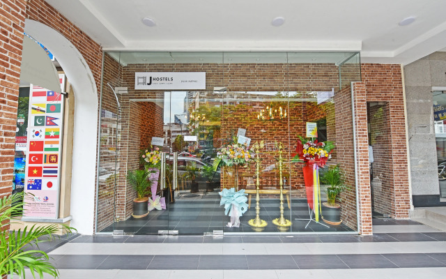 OYO 90572 J Hotel Masjid India