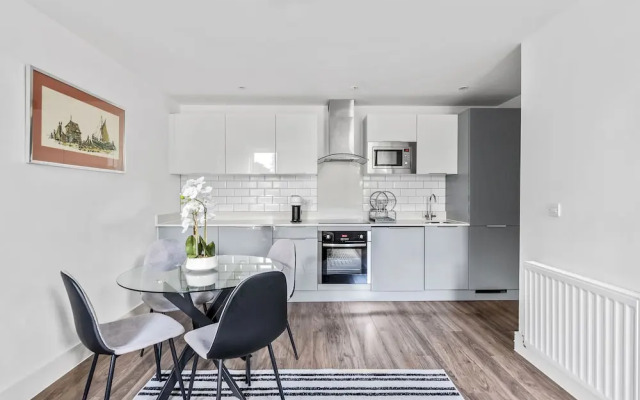 Luxurious 2 Bedroom Apartment With Free Parking