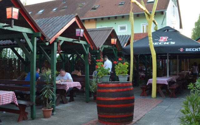 Hotel Napsugár és Gulyás Kunyhó Étterem