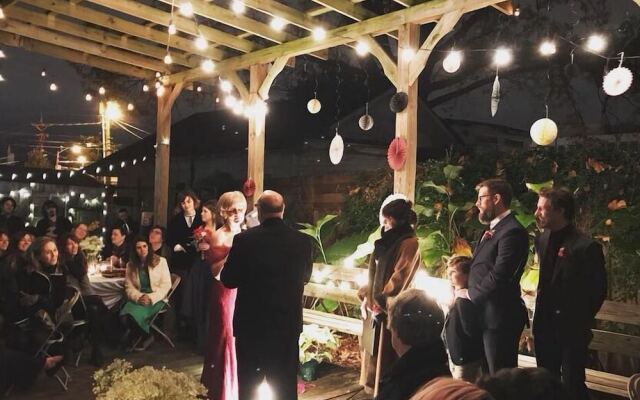 Blue Moon Guest House and Saloon