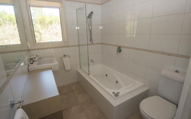 The Lakes Beachfront Holiday Retreat