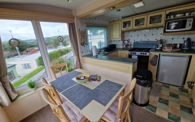 Caravansleeps6-parking-pool-mountain-petsok