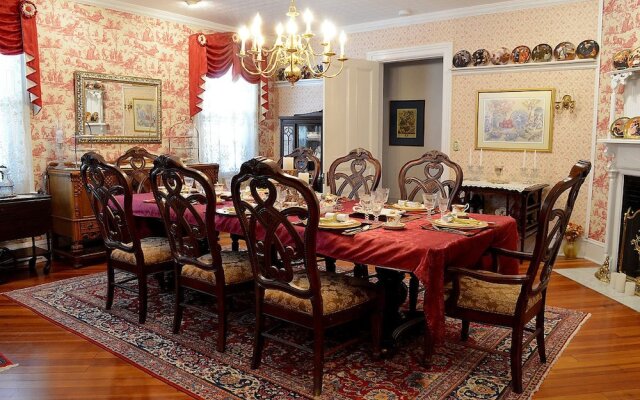 1862 Seasons on Main B&B