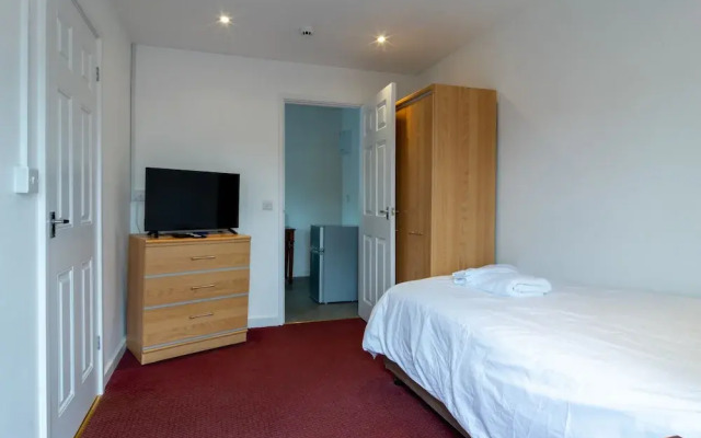 Gissons Hotel by OYO Rooms
