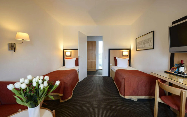 Ascot Hotel & Apartments