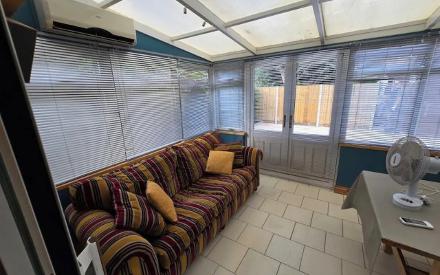 Spacious 6-bed house - 12 mins Gatwick
