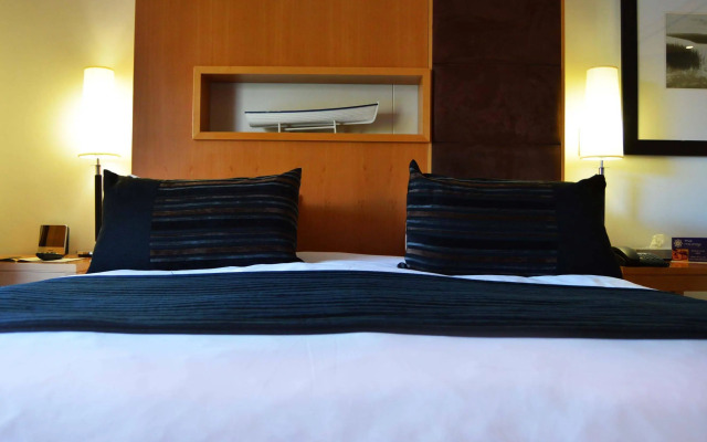 Island Club Hotel & Apartments