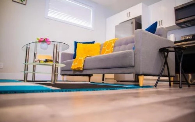 Air & Road Travelers' Perfect Spot! + Full Kitchen