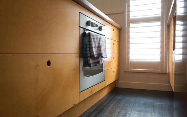 Stylish 2 Bed Art Deco Apartment