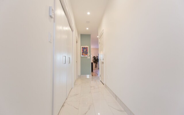 Aurora Deluxe Vacation Guest House