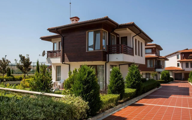 Villas in Complex Trakiyskiy Bryag