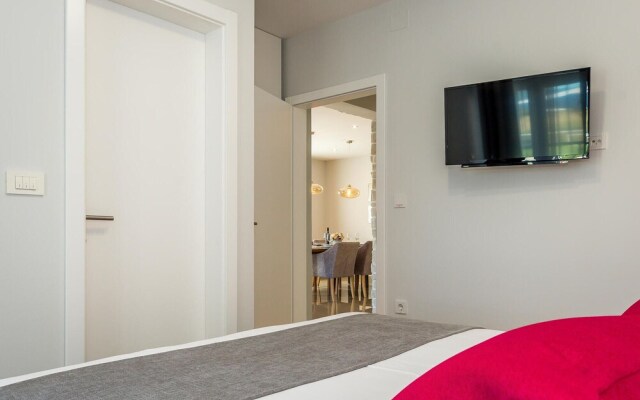 Amazing Home in Siveric with Hot Tub, Sauna & WiFi