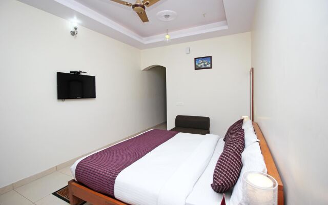 OYO 4756 Hotel Apple Inn