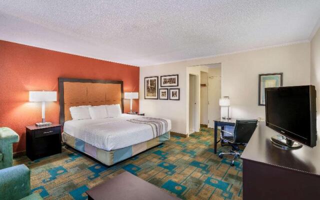 La Quinta Inn &amp; Suites by Wyndham Meridian