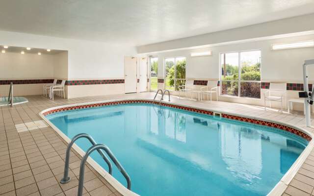 Country Inn & Suites by Radisson, Owatonna, MN