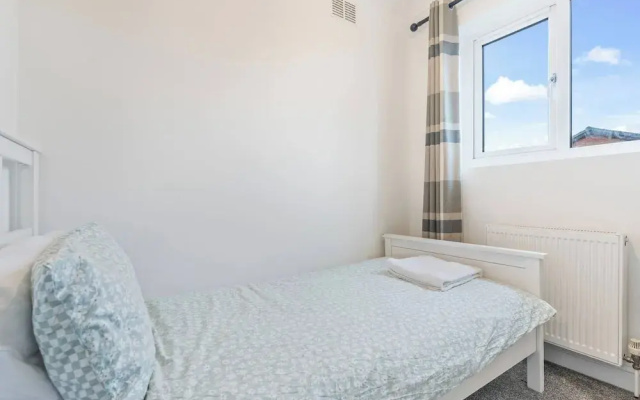 Beautiful 5 Bedroom Home in Coventry 14min to NEC