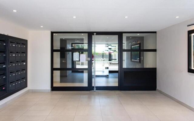 Air-Conditioned Furnished Studio in A Luxury Residence